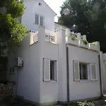 Cozy Jelsa Apartment In The Shade Of The Pines.